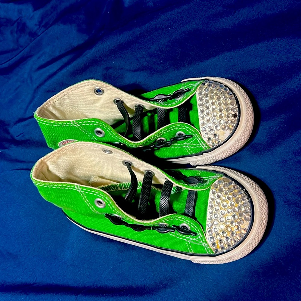 L toddler size 8 green converse